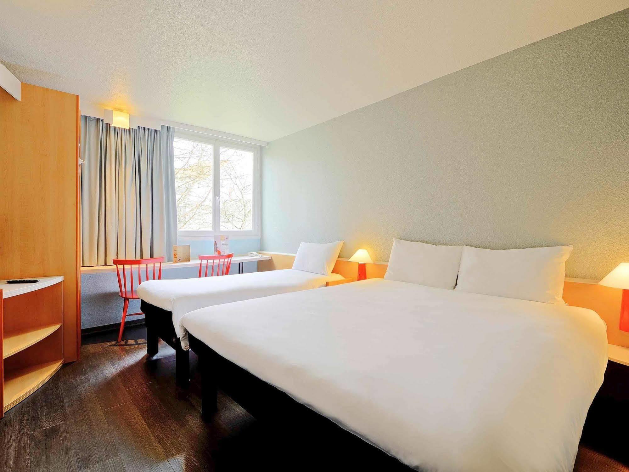 Отель Ibis Poitiers Beaulieu Экстерьер фото